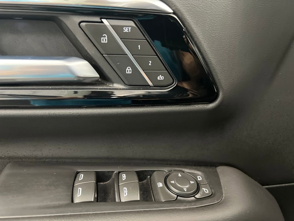 Used 2025 Chevrolet Suburban Z71 image 12