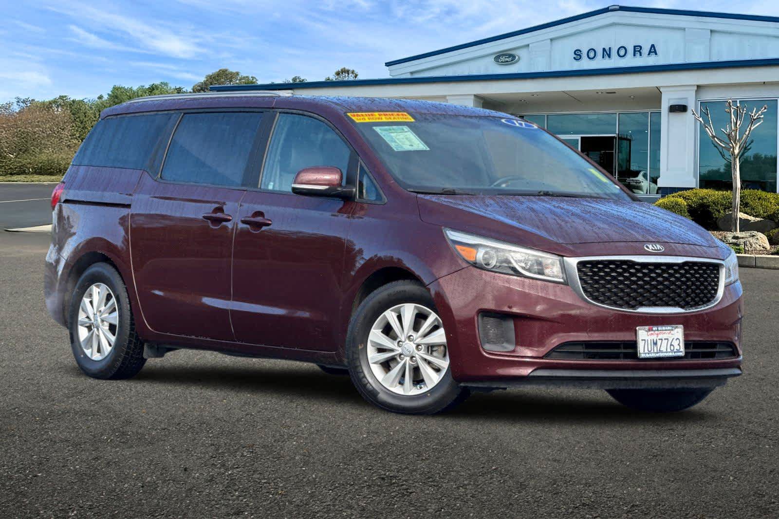 Used 2017 Kia Sedona LX w/ LX Essentials Premium Package FWD image 2