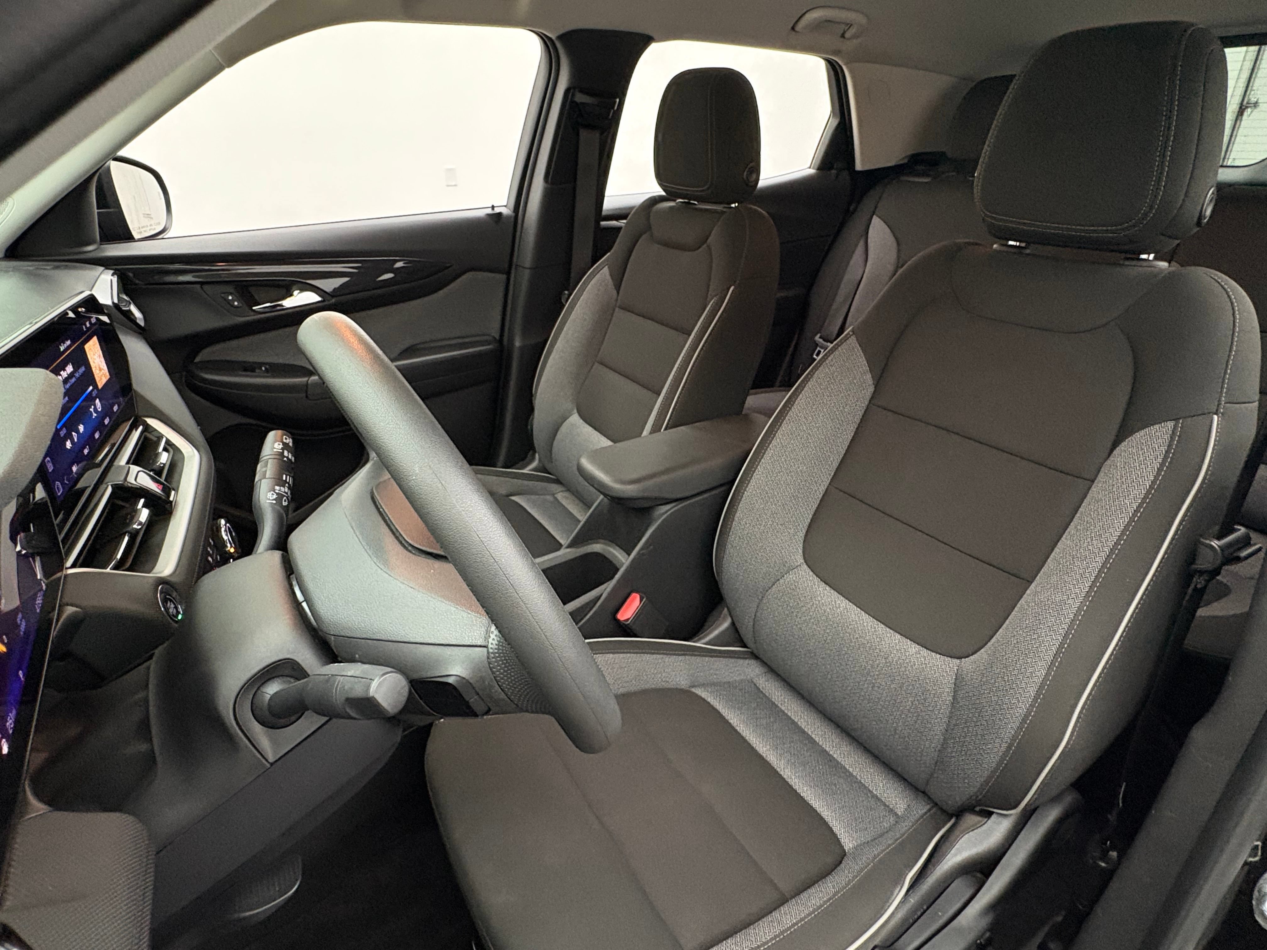 Used 2025 Chevrolet TrailBlazer LT FWD image 16