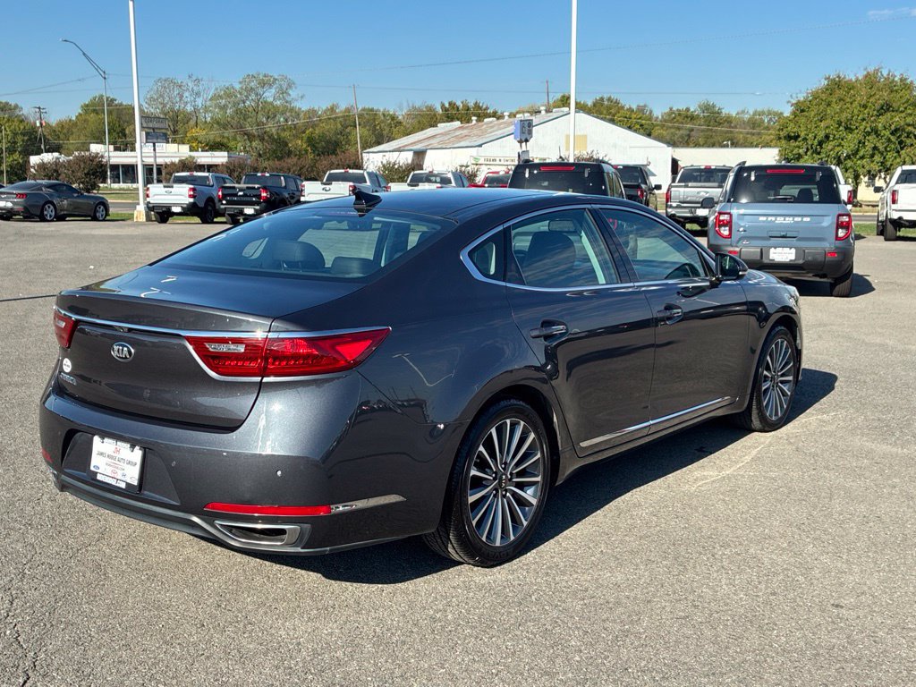 Used 2017 Kia Cadenza Premium w/ Luxury Package FWD image 3