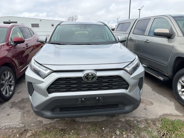 Used 2025 Toyota RAV4 XLE AWD/4WD image 2