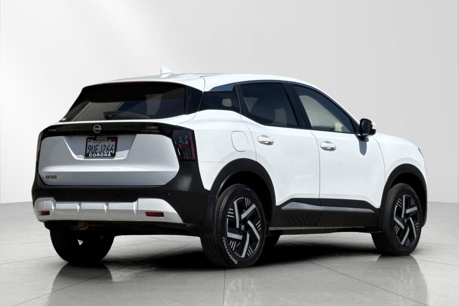 Used 2025 Nissan Kicks SV image 3