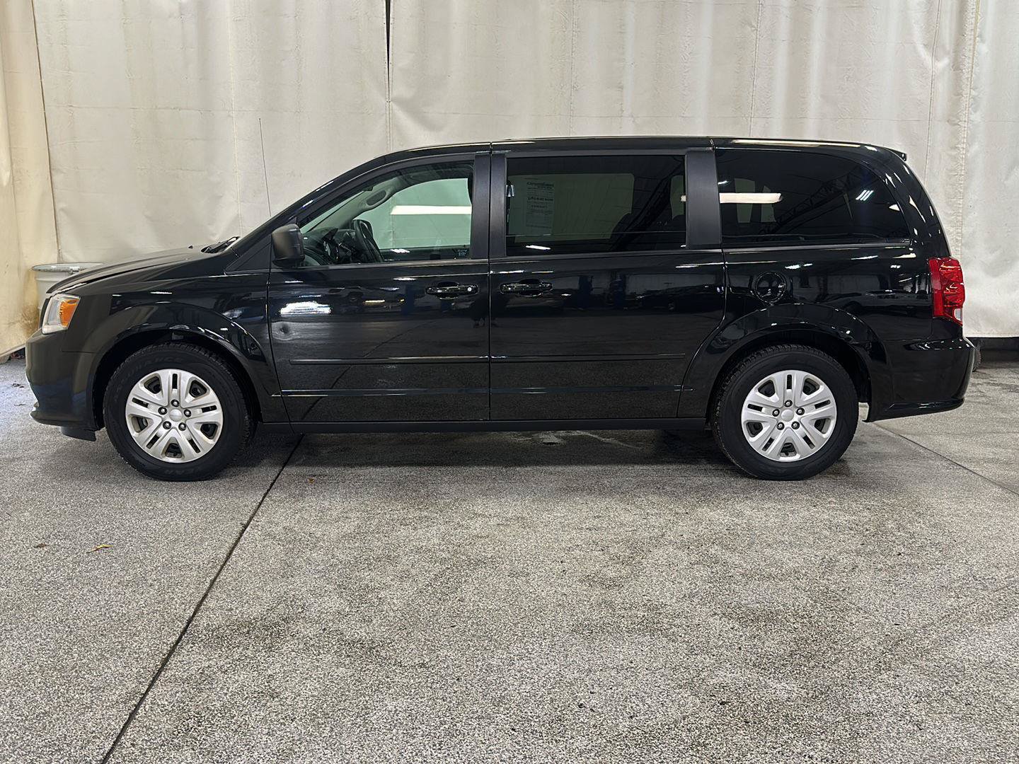 Used 2014 Dodge Grand Caravan SE w/ Quick Order Package 29E SE FWD image 2