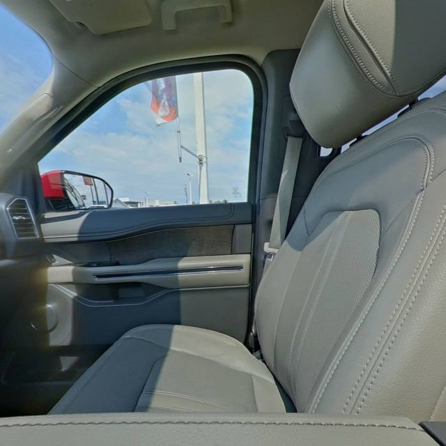 Used 2019 Ford Expedition Limited w/ Equipment Group 302A AWD/4WD image 32