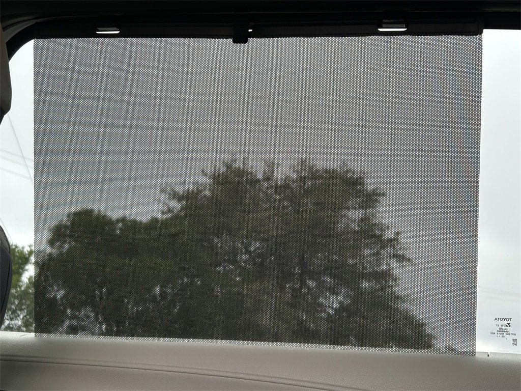 Used 2026 Toyota Sienna Limited image 27