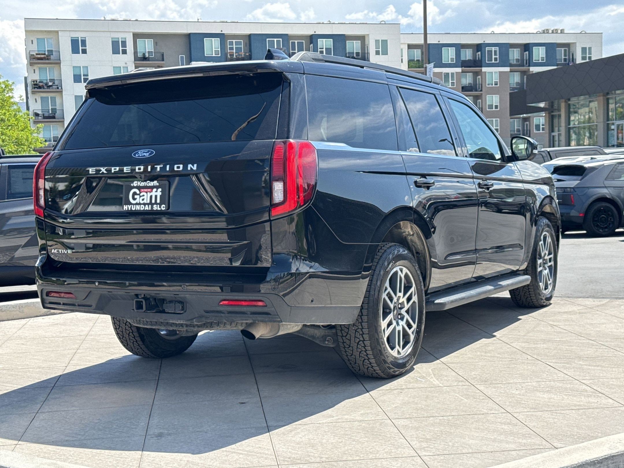 Used 2025 Ford Expedition Active AWD/4WD image 3