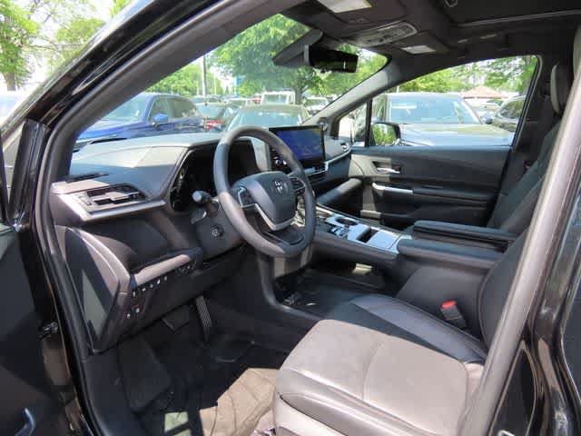 Used 2025 Toyota Sienna Platinum AWD/4WD image 2