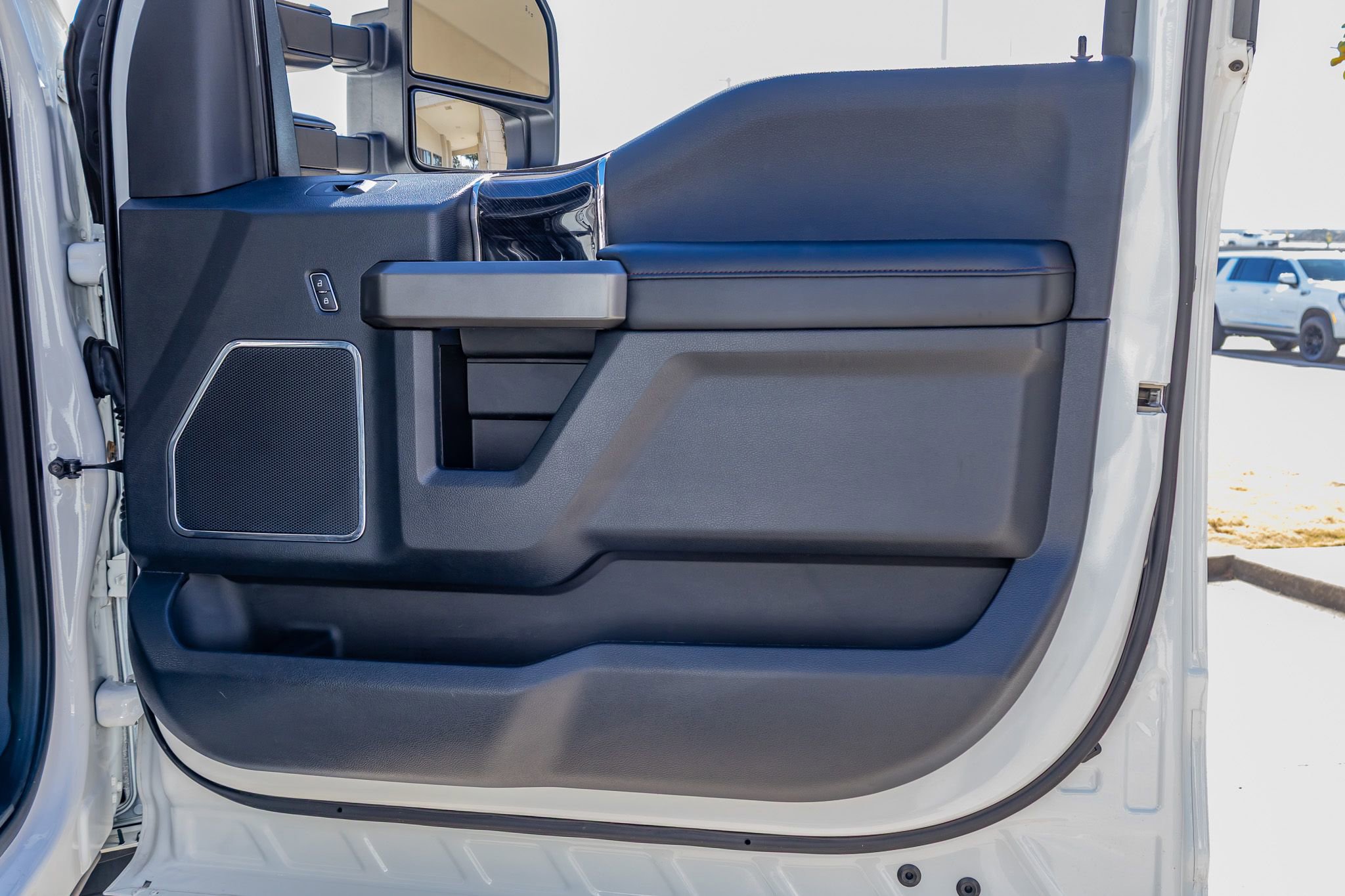 Used 2022 Ford F350 Platinum w/ FX4 Off-Road Package image 33