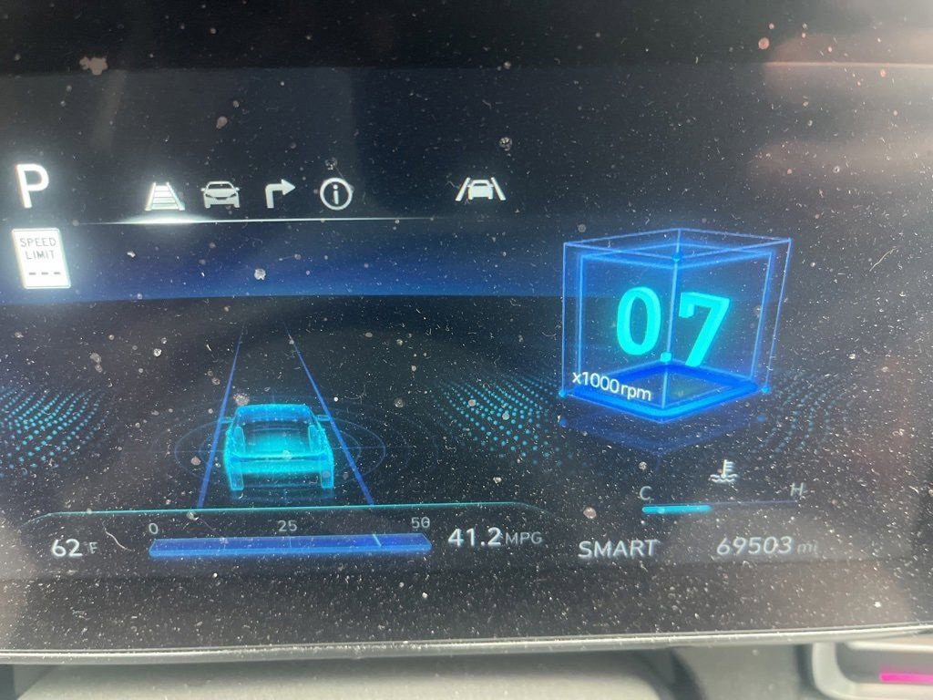 Used 2024 Hyundai Elantra SEL image 2