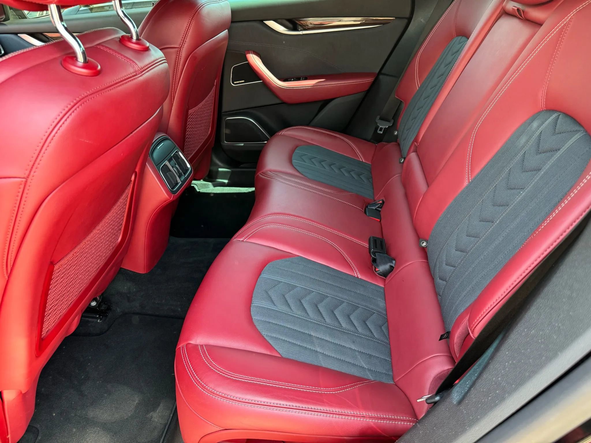 Used 2017 Maserati Levante w/ Luxury Package image 31