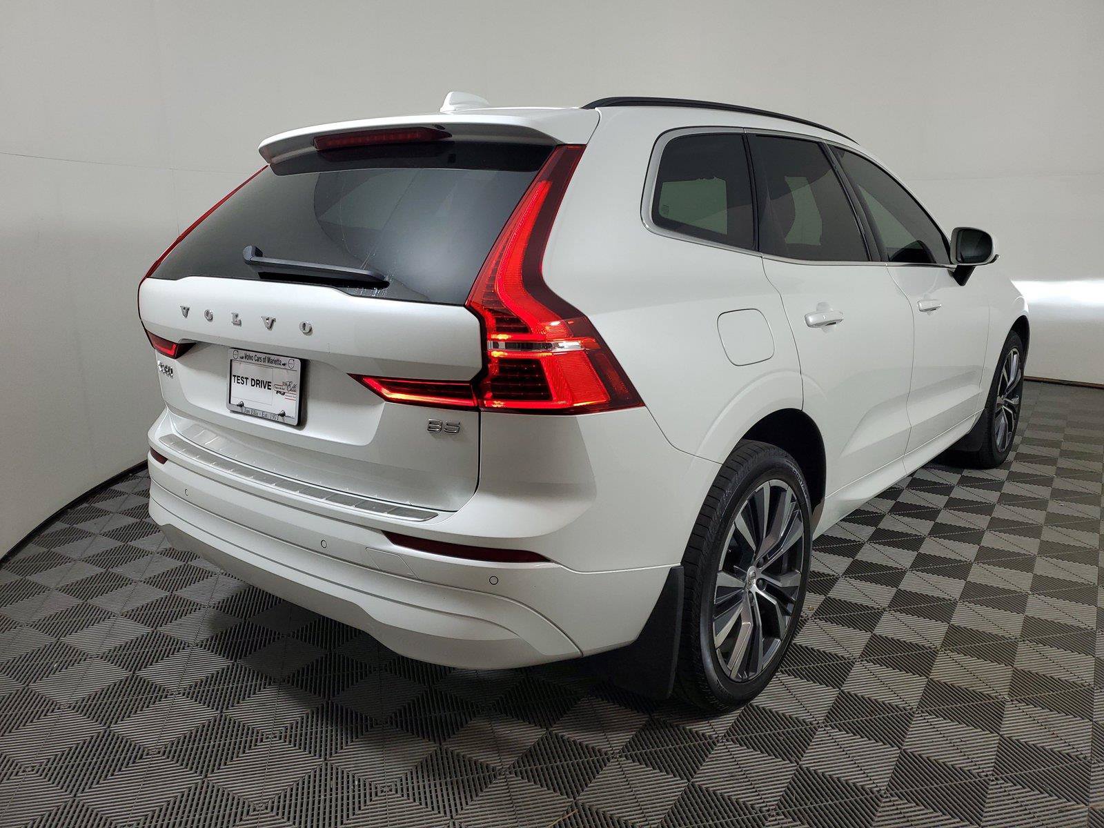 Used 2022 Volvo XC60 B5 Momentum w/ Climate Package FWD image 6