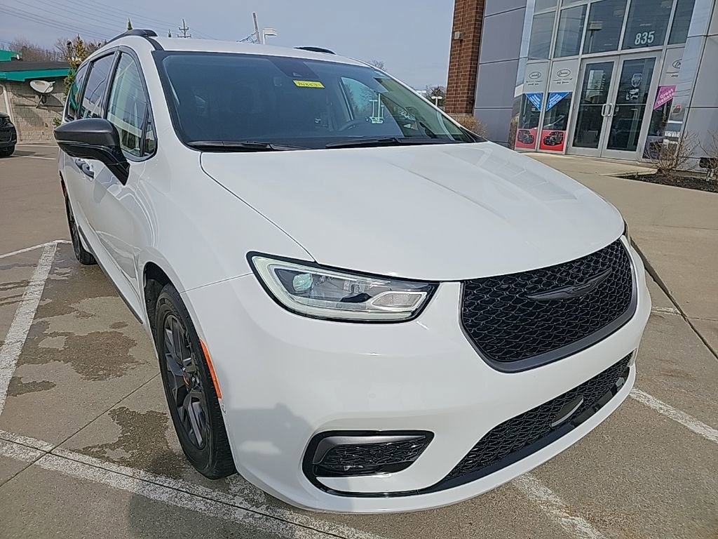 Certified 2024 Chrysler Pacifica Select w/ Uconnect Theater Family Group image 3