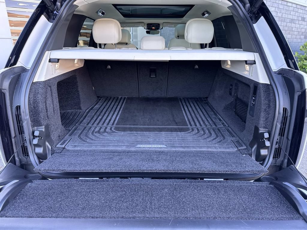 Certified 2025 Land Rover Range Rover SE AWD/4WD image 6