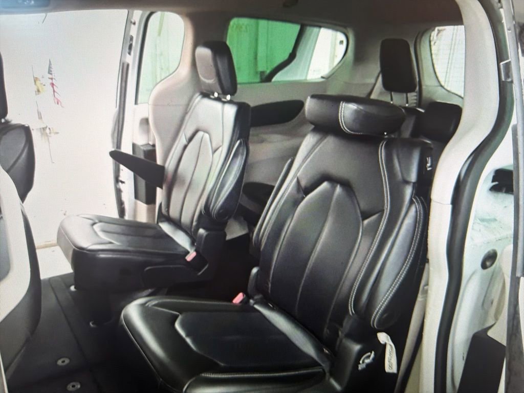 Used 2023 Chrysler Pacifica Touring-L image 8