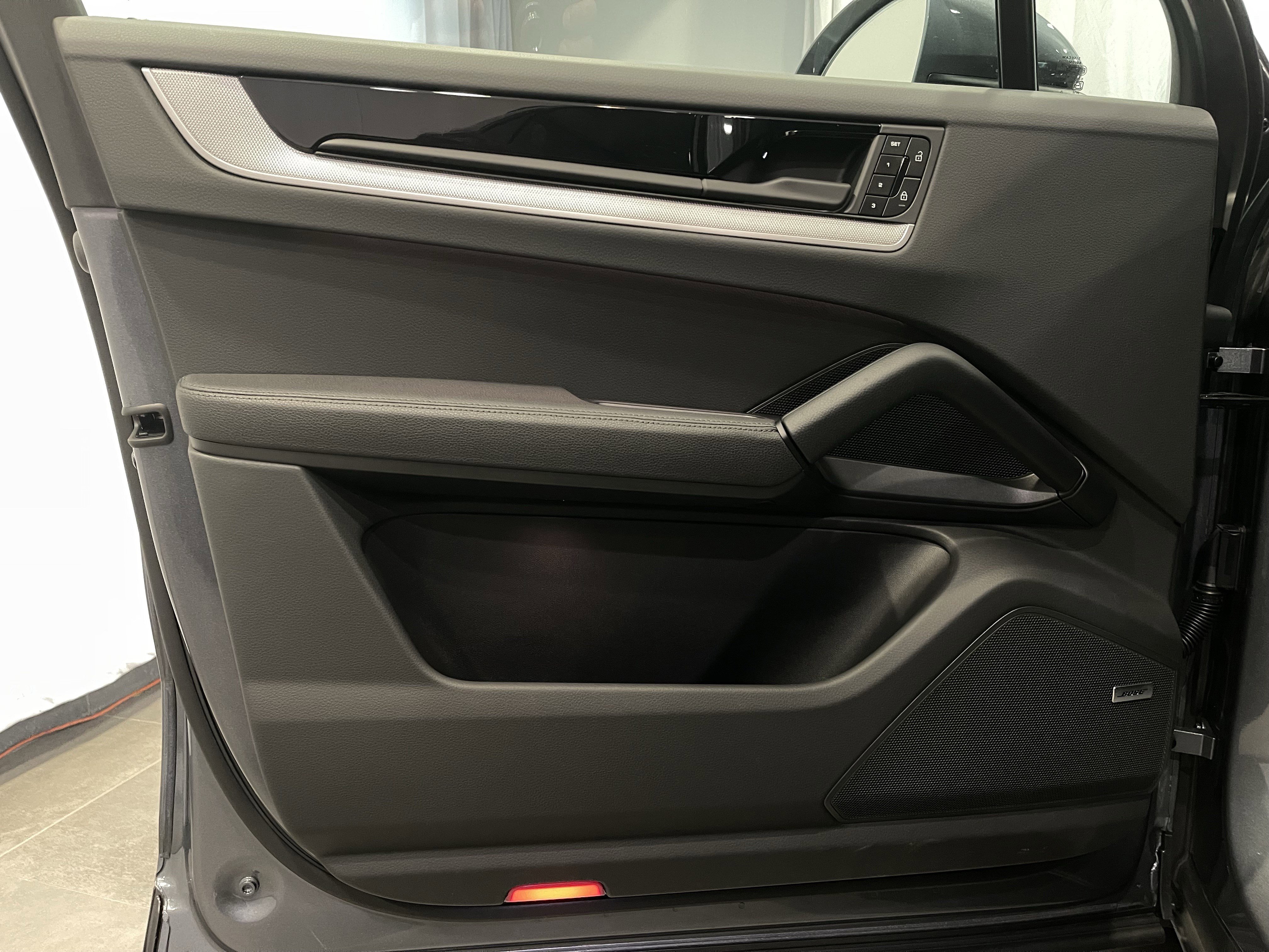 Used 2026 Porsche Cayenne image 12