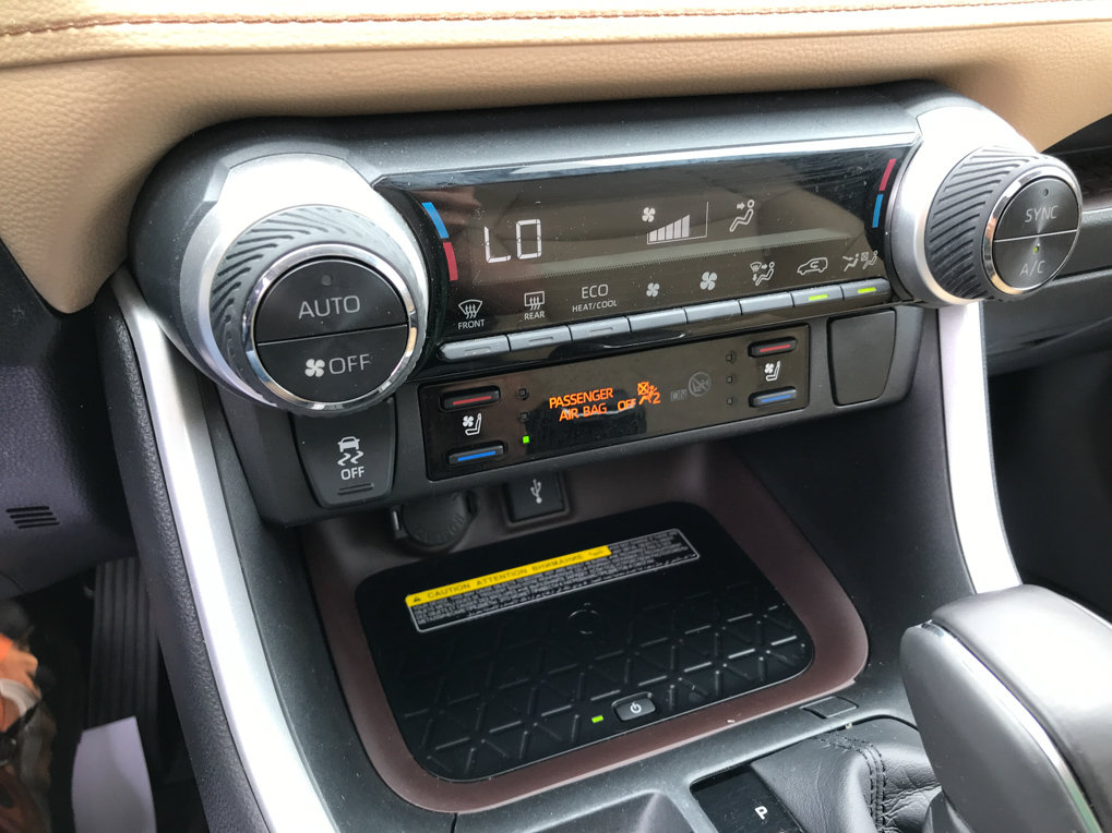 Used 2020 Toyota RAV4 Limited AWD/4WD image 24