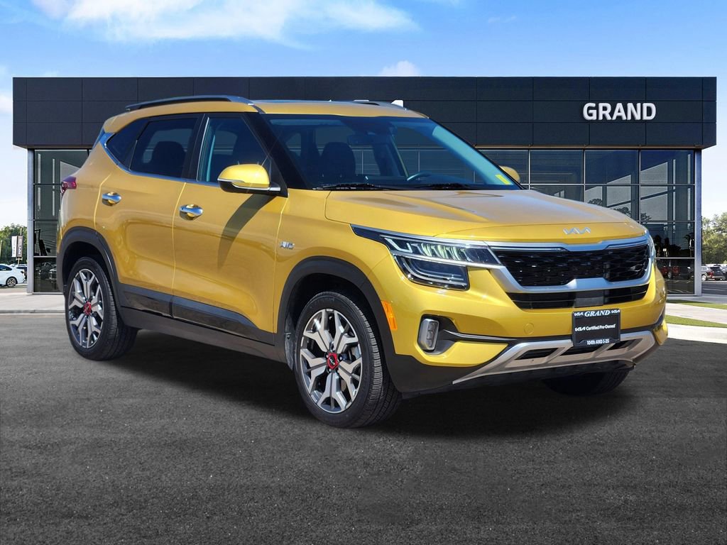 Certified 2022 Kia Seltos SX w/ Sunroof Package AWD/4WD image 3