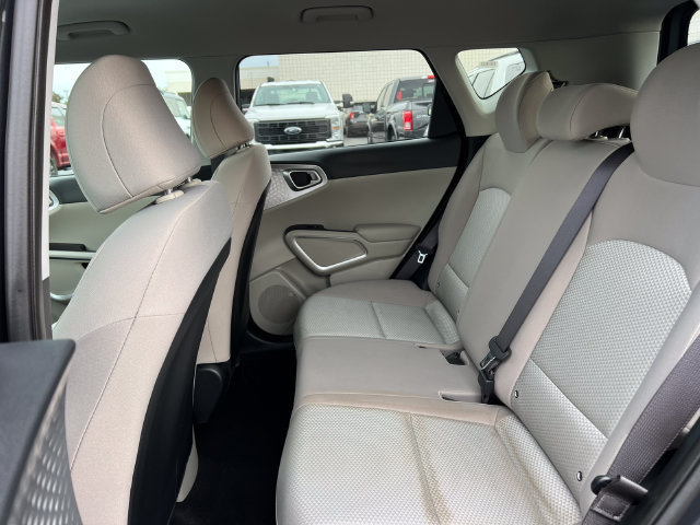 Used 2025 Kia Soul LX w/ LX Technology Package FWD image 4