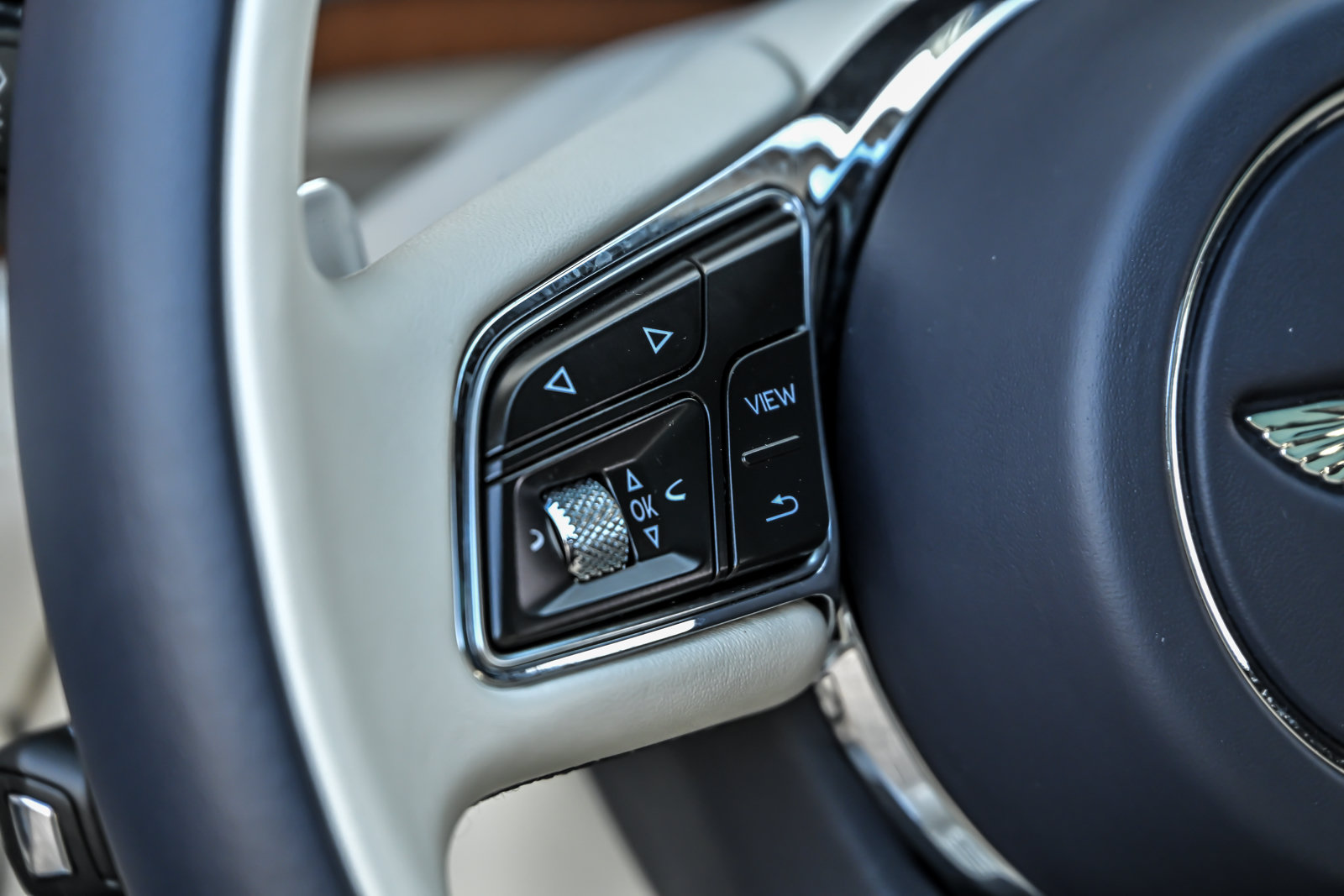Certified 2023 Bentley Bentayga AWD/4WD image 27