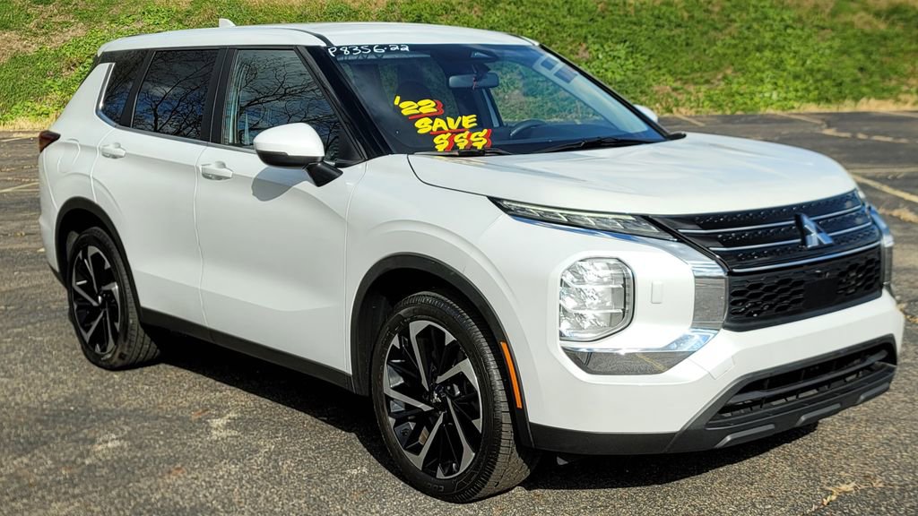 Used 2022 Mitsubishi Outlander ES image 2