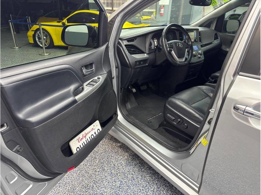 Used 2017 Toyota Sienna SE Premium image 9