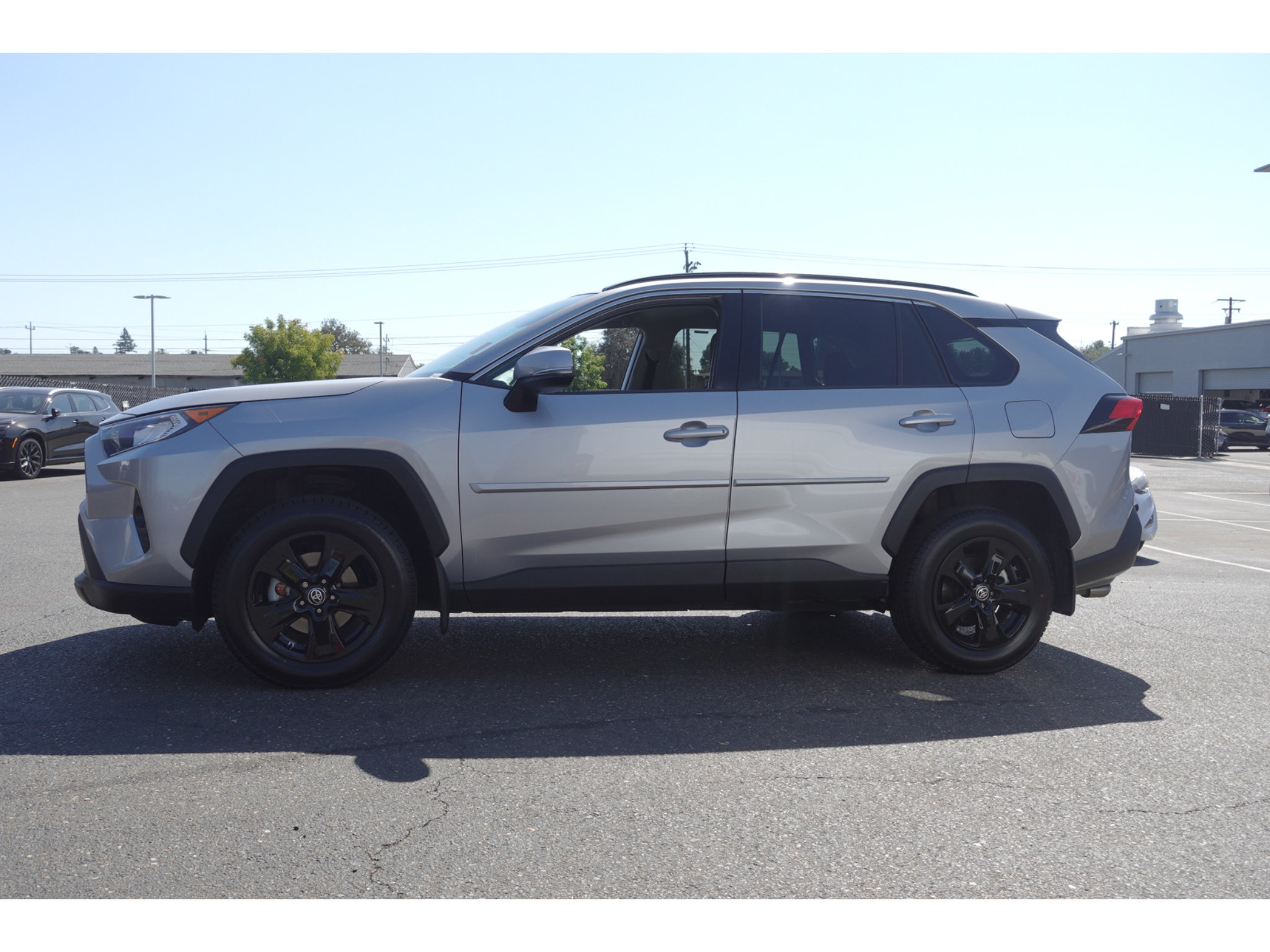 Used 2021 Toyota RAV4 XLE w/ XLE Grade Weather Package FWD image 6