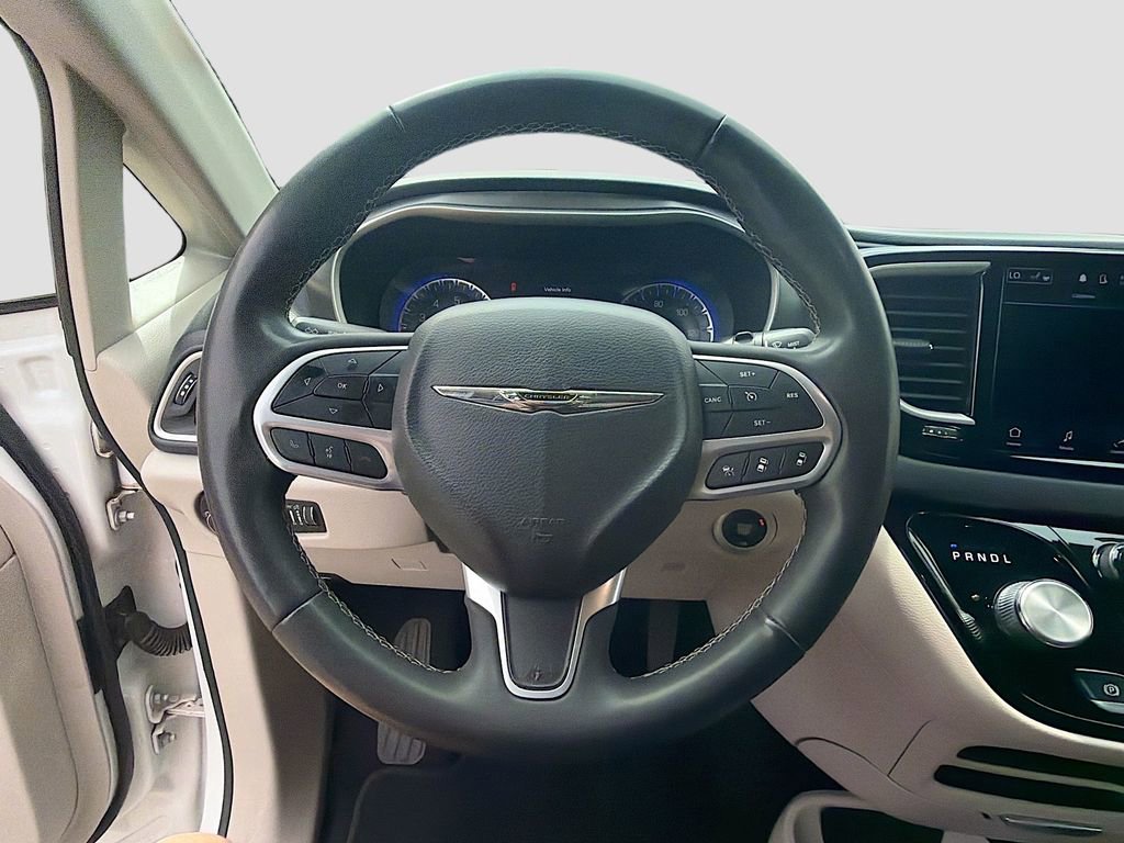 Used 2022 Chrysler Pacifica Touring-L image 36