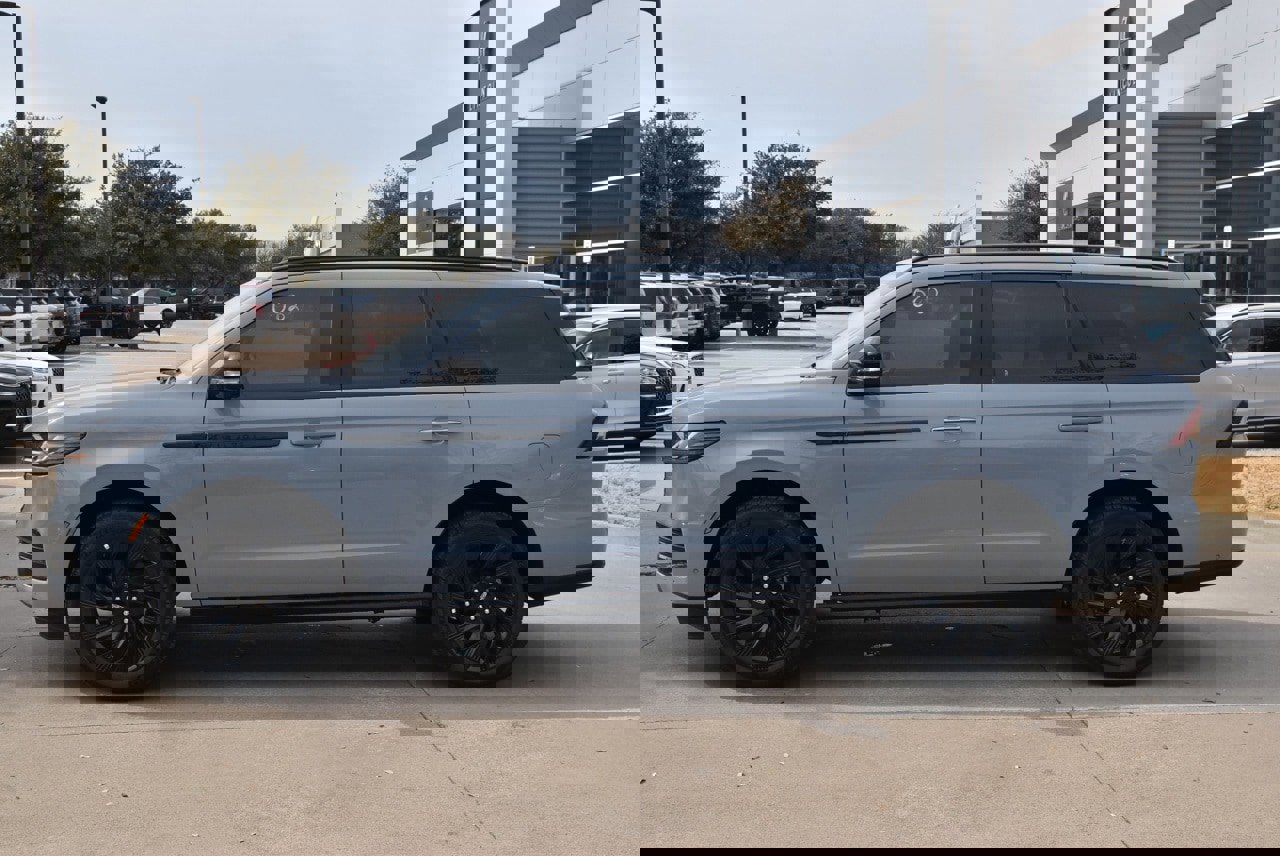 New 2025 Lincoln Navigator Reserve w/ Jet Appearance Package image 18