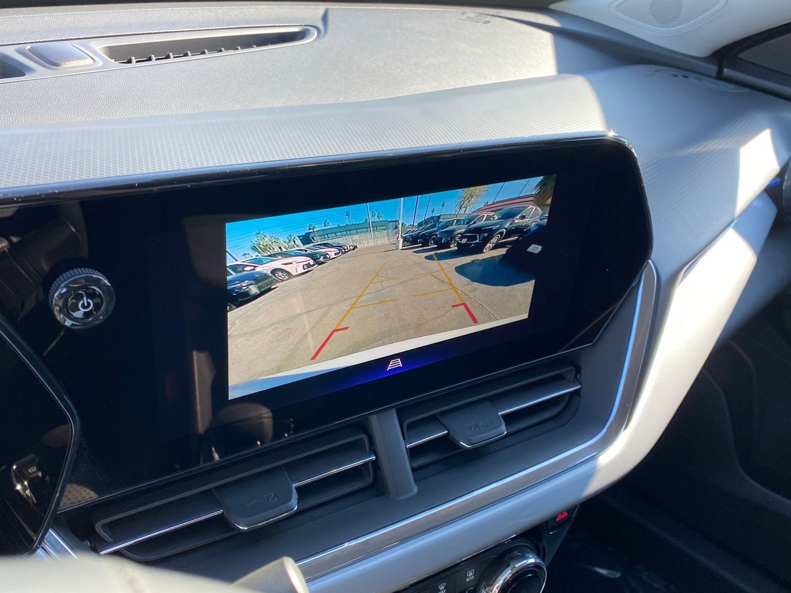 Used 2025 Chevrolet Trax LT w/ LT Convenience Package image 17