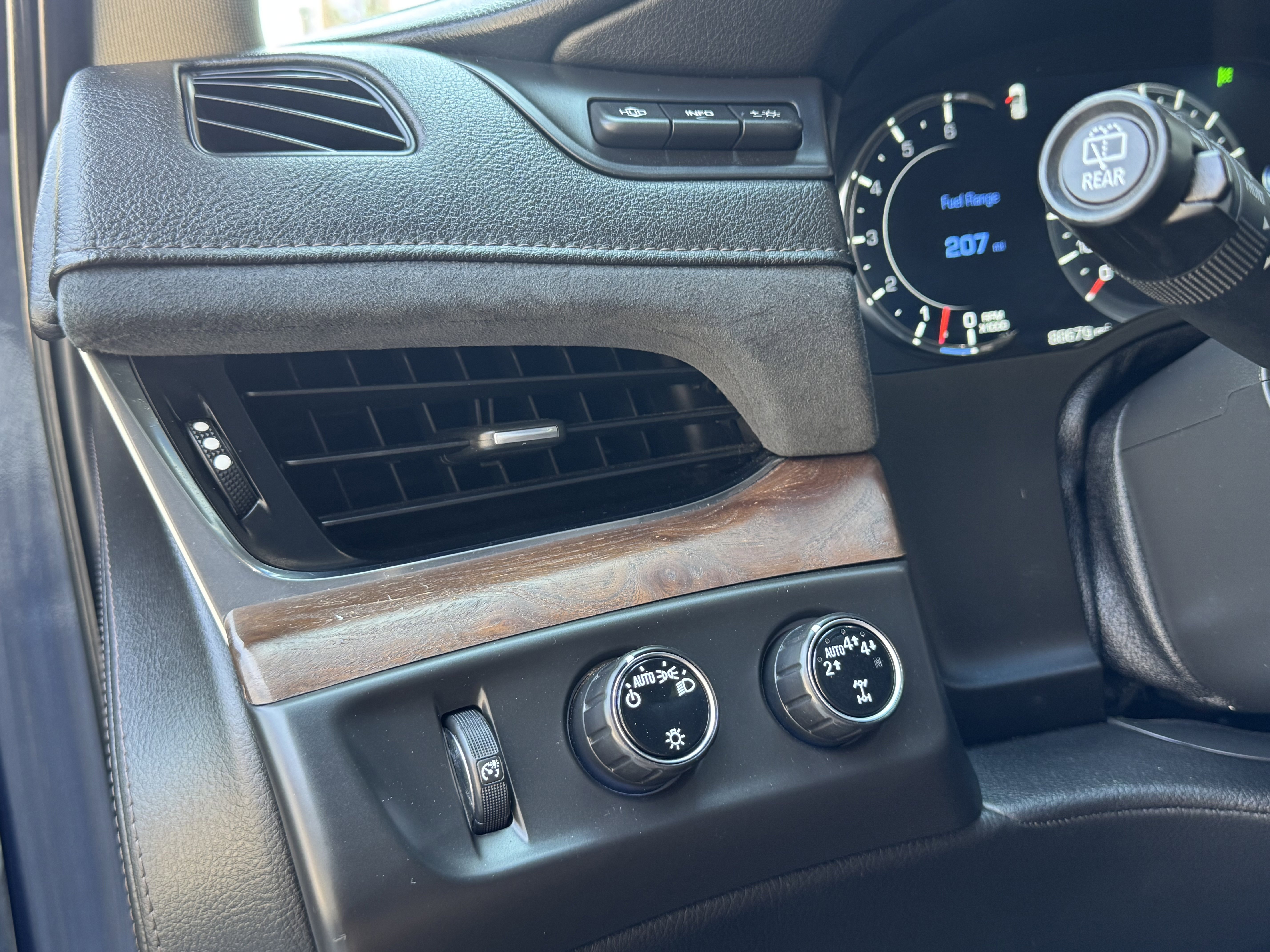 Used 2017 Cadillac Escalade ESV Luxury image 24