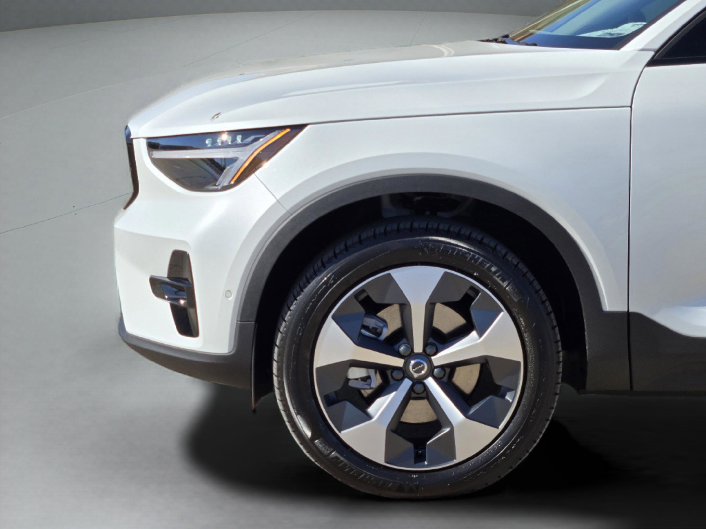 New 2026 Volvo XC40 B4 Plus w/ Protection Package Premier FWD image 30