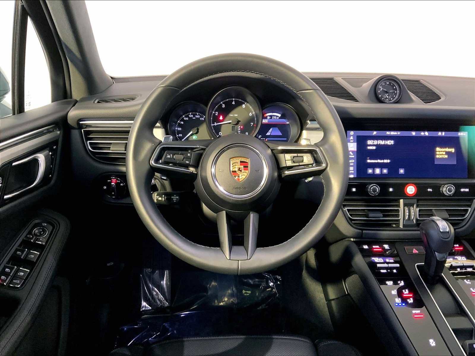 Certified 2025 Porsche Macan image 15