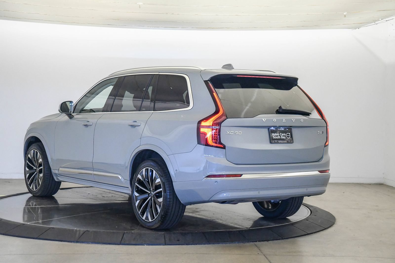 Certified 2026 Volvo XC90 B6 Plus AWD/4WD image 2