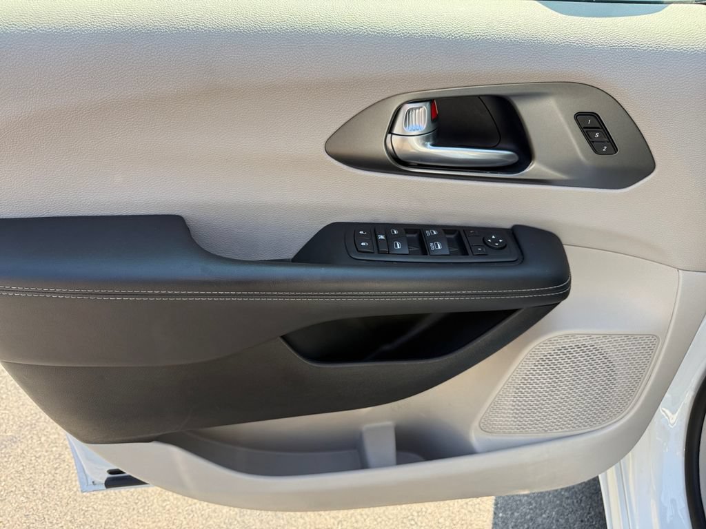 Used 2024 Chrysler Pacifica Touring-L FWD image 33