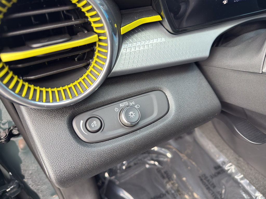 New 2026 Chevrolet Trax LT w/ Sunroof Package image 17