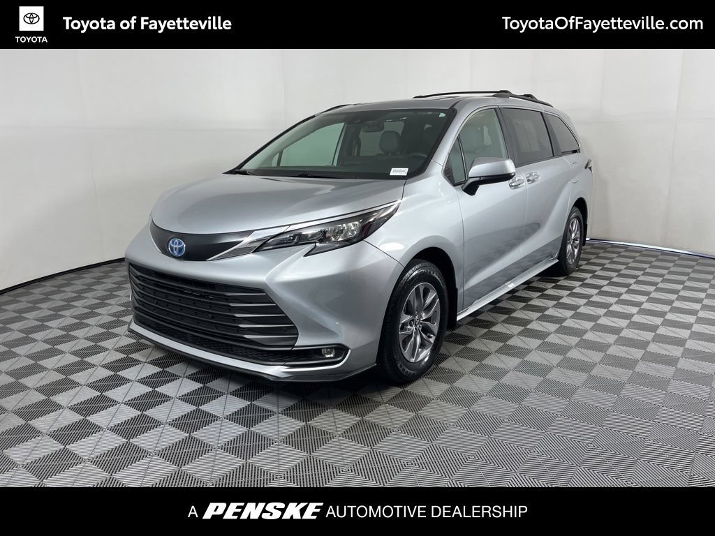 Certified 2025 Toyota Sienna XLE FWD image 1