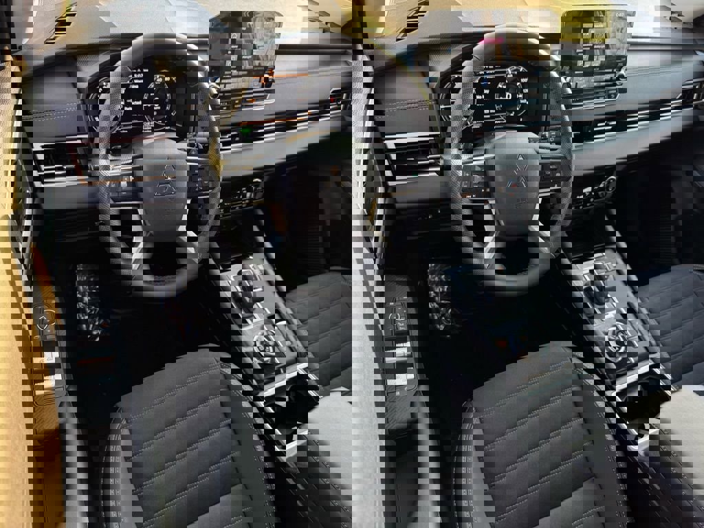 Used 2025 Mitsubishi Outlander SE image 24