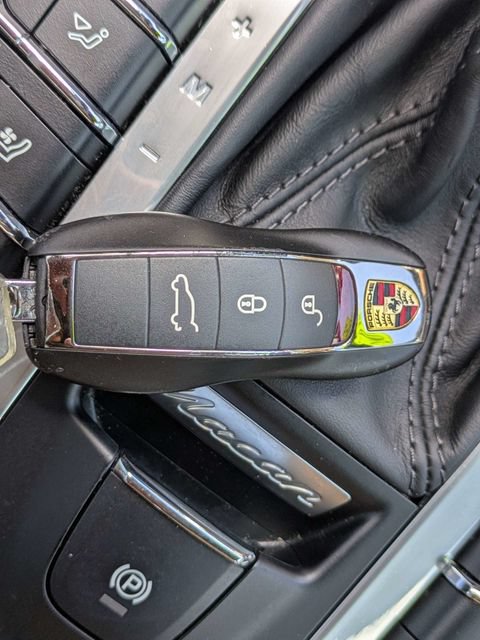 Used 2018 Porsche Macan Sport Edition AWD/4WD image 33