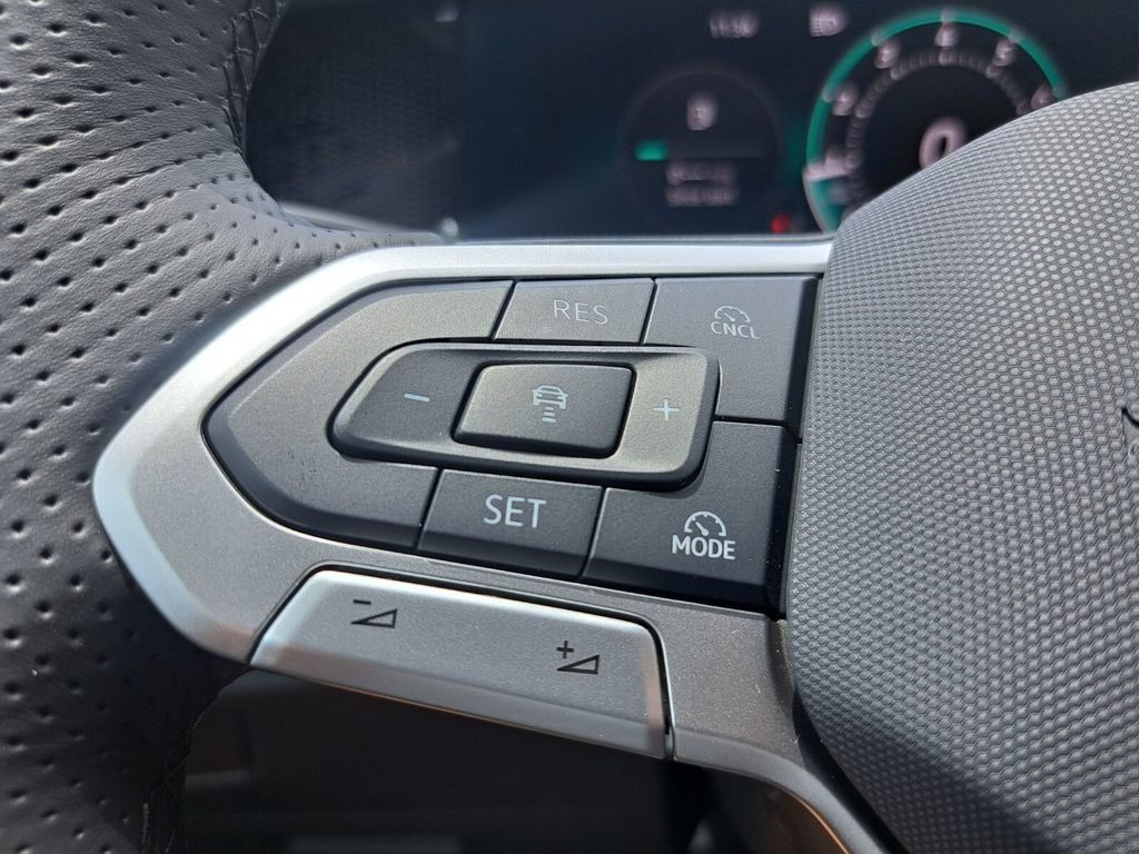 New 2026 Volkswagen Tiguan SE R-Line FWD image 14