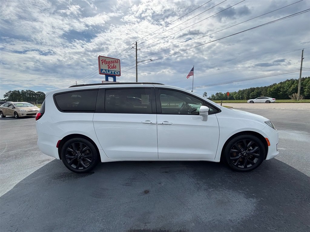 Used 2020 Chrysler Pacifica Limited w/ S Appearance Package FWD image 7