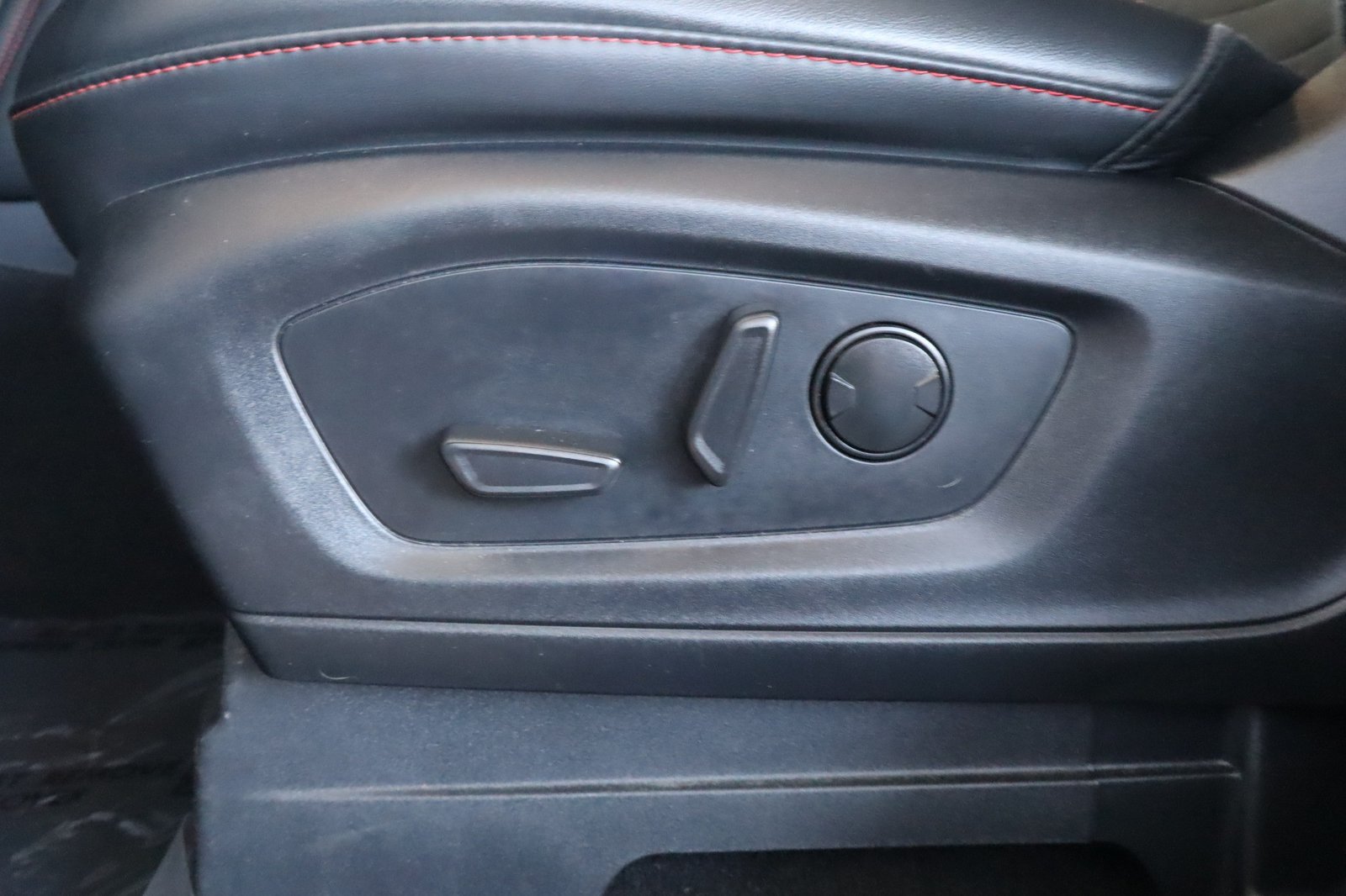 Used 2025 Ford Explorer ST-Line AWD/4WD image 22