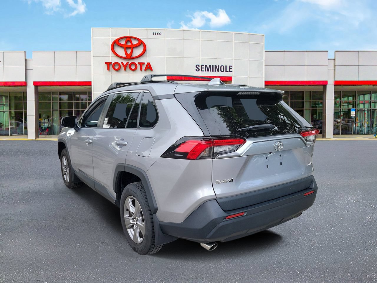 Used 2024 Toyota RAV4 XLE w/ Convenience Package FWD image 4