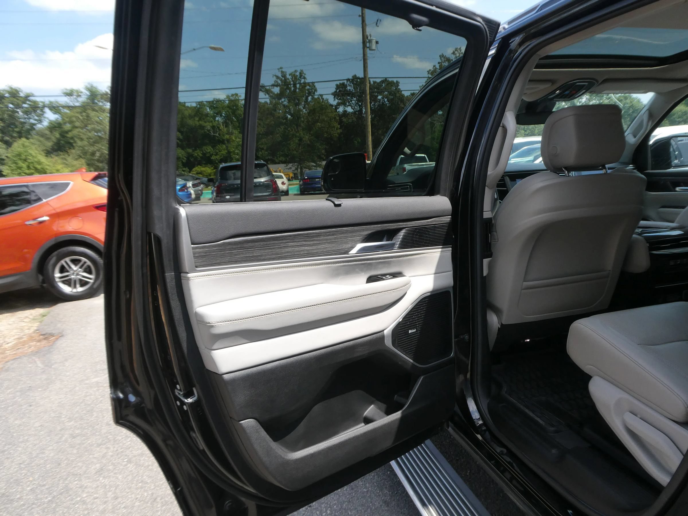 Used 2022 Jeep Wagoneer Series III w/ Premium Group I AWD/4WD image 30
