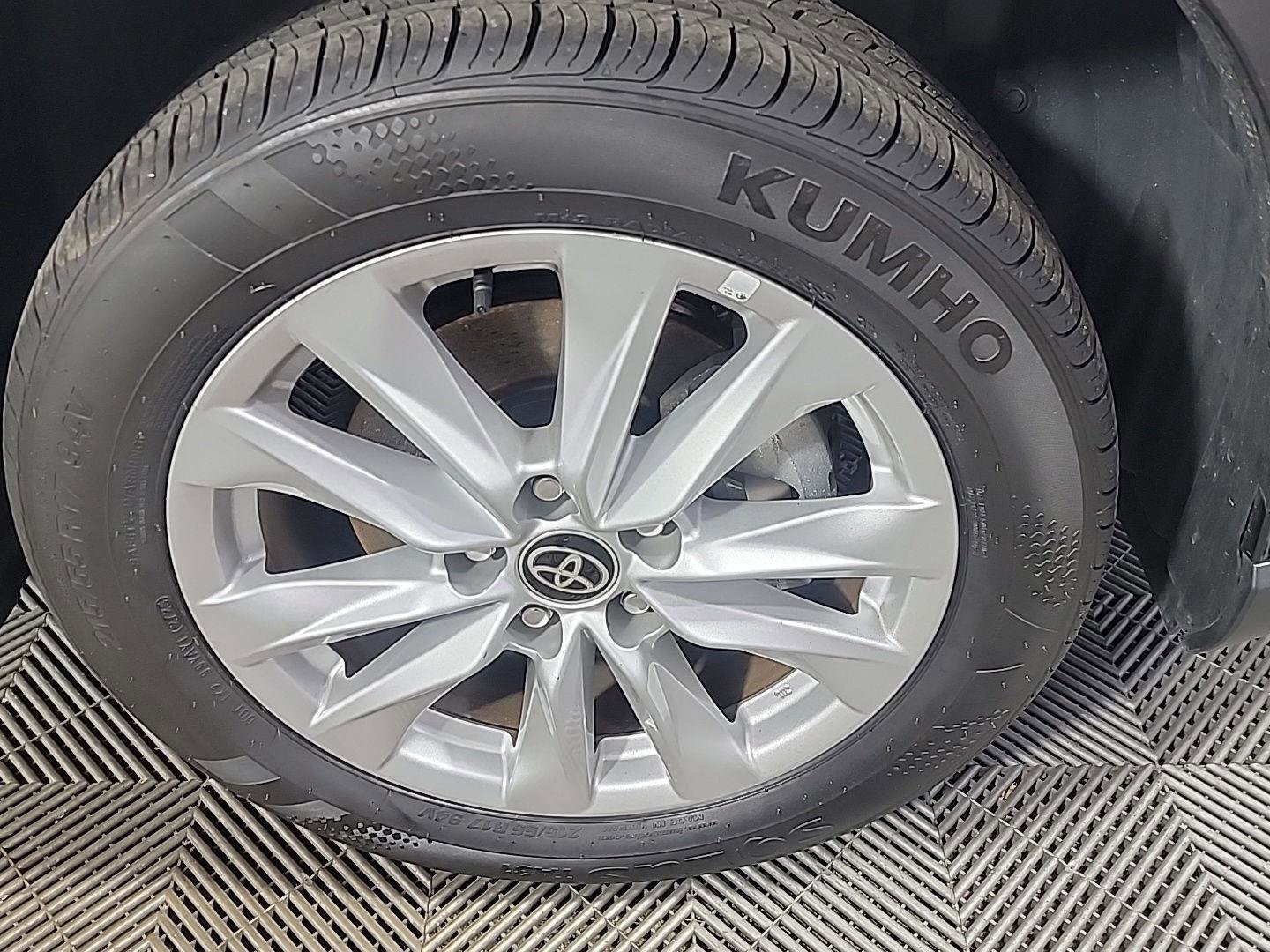 Used 2024 Toyota Corolla Cross LE image 3