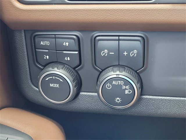 Used 2023 Chevrolet Suburban High Country image 17