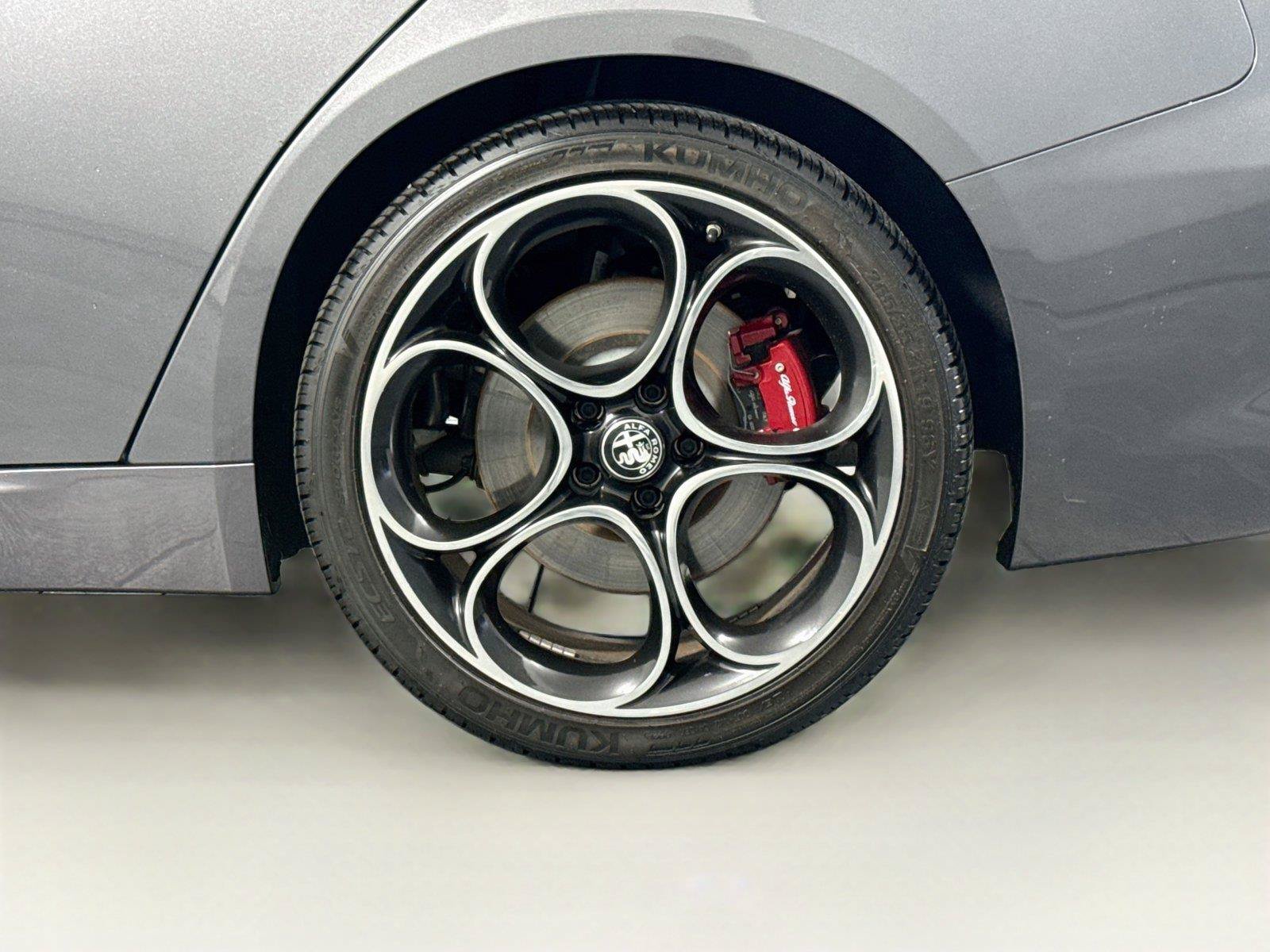 Used 2024 Alfa Romeo Giulia Veloce RWD image 37