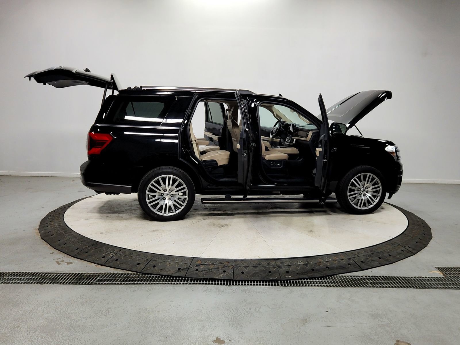 Used 2023 Ford Expedition Limited image 16