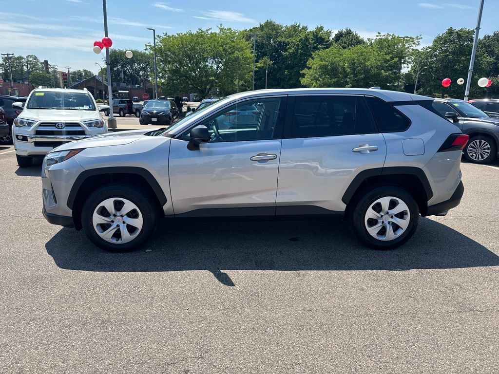 Used 2023 Toyota RAV4 LE AWD/4WD image 4