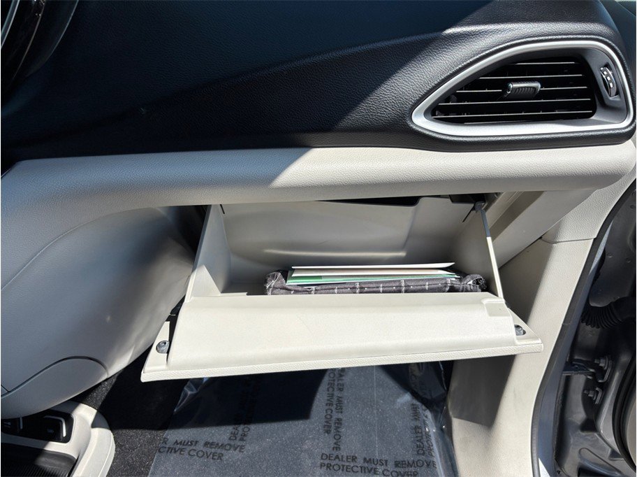 Used 2020 Chrysler Pacifica Touring-L FWD image 40