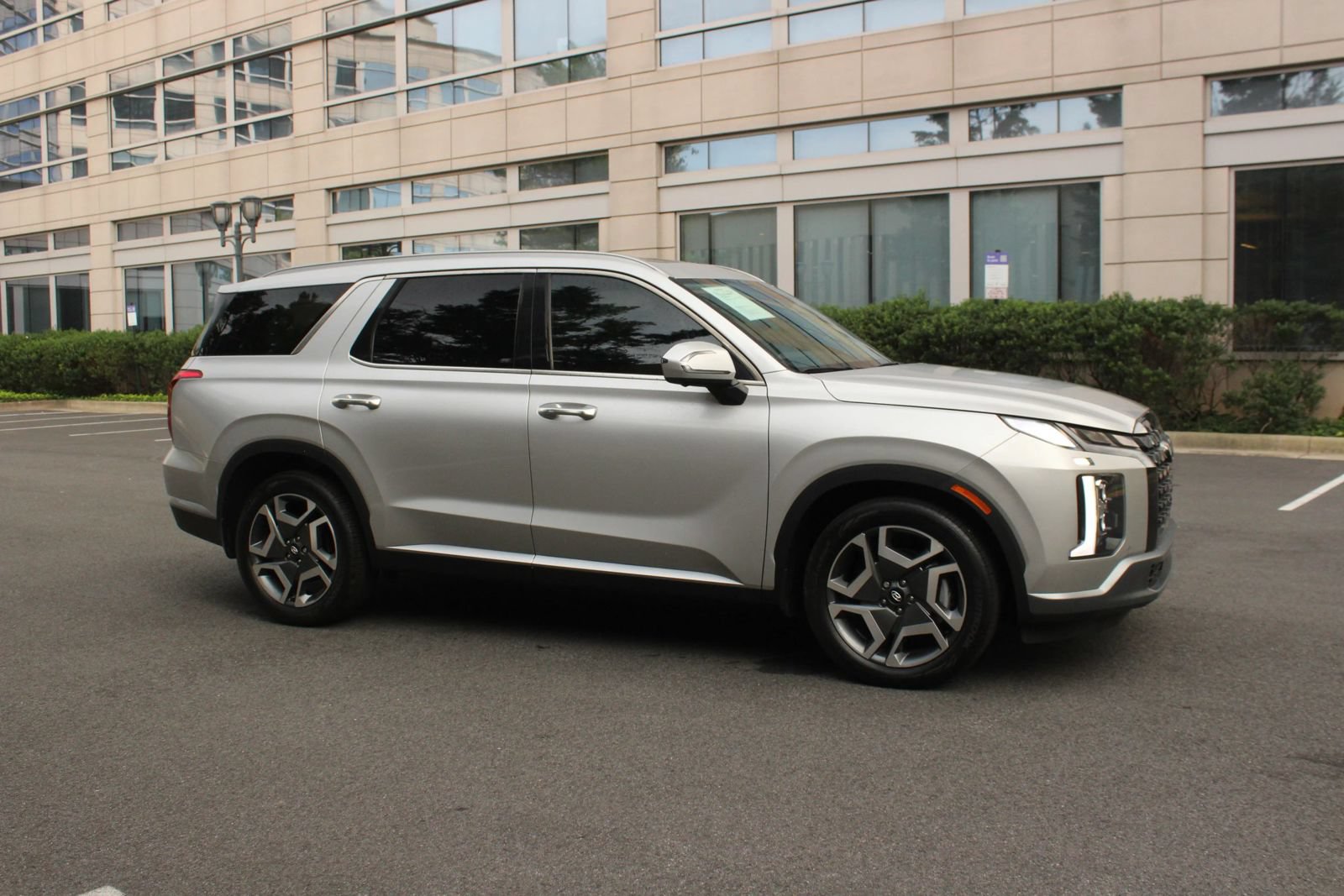 Used 2025 Hyundai Palisade SEL FWD image 2
